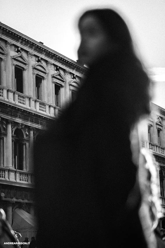Corsi di Fotografia a Venezia e Mestre per principianti, amatori e professionisti - Ritratto in bianco e nero di una modella a Venezia, Piazza San Marco.