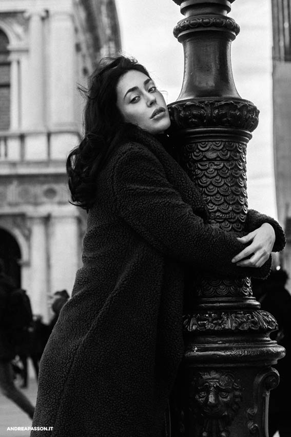 Corsi di Fotografia a Venezia e Mestre per principianti, amatori e professionisti - Ritratto in bianco e nero di una modella a Venezia, Piazza San Marco.