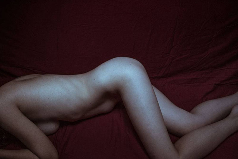 The Red Sofa - Fotografia Fine Art - Arte Contemporanea - Nude Art - Nudo Artistico