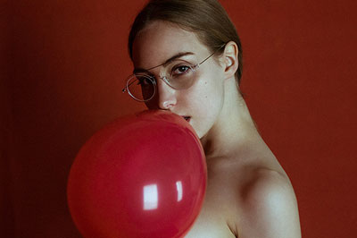 Dame Avec Ballon - Nude Art - Glamour Photography