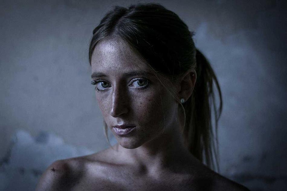 The Blue Book - Ritratto fotografico  a Treviso, Venezia, Padova Verona e Vicenza - Fotografo Ritrattista - Corsi di Fotografia per il Ritratto - Workshop Ritratto - Book per Modella